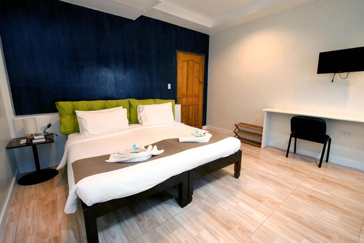 Pescadores Suites Moalboal Bagian luar foto