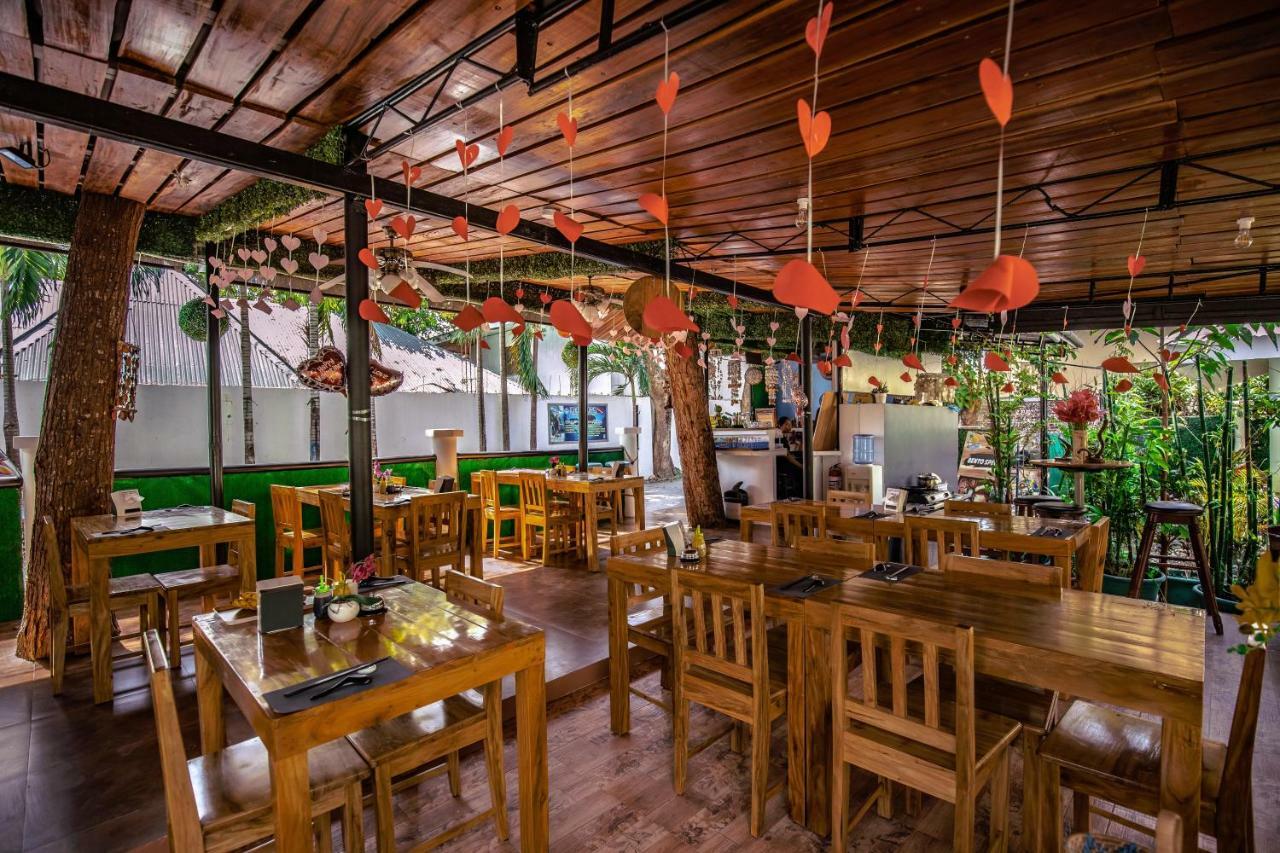 Pescadores Suites Moalboal Bagian luar foto